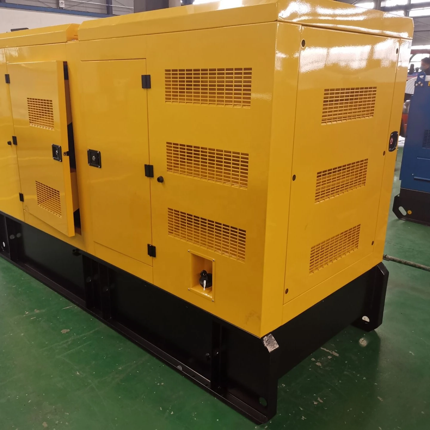 Yuchai 高品質 300KW ディーゼル発電機セット単相 60HZ サイレントで無料の電気エネルギー