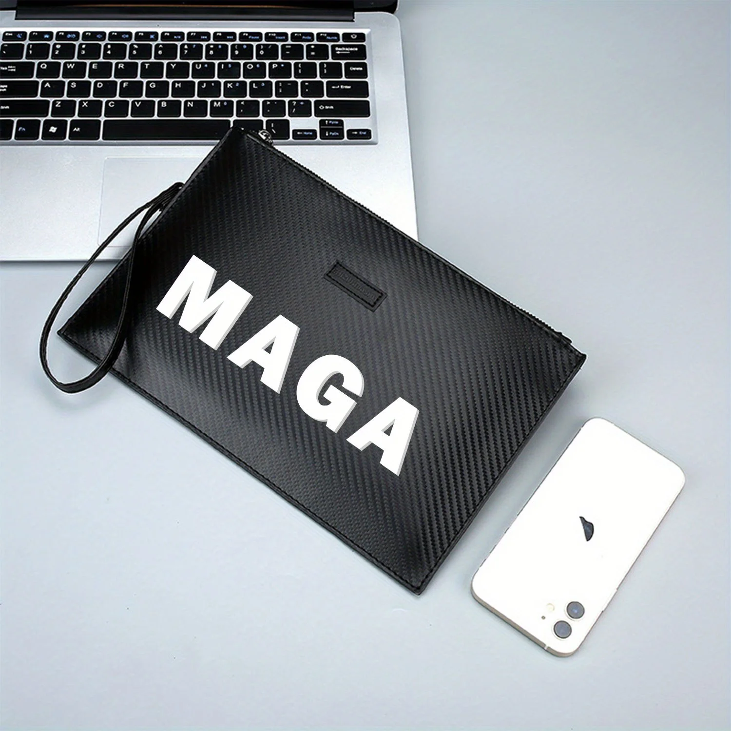 กระเป๋าถือผู้ชายหนัง PU พิมพ์ลายตัวอักษรสีขาวตัวหนาบนพื้นสีดำ ดีไซน์หรูหรา ทันสมัย และใช้งานได้จริงสำหรับการใช้งานในชีวิตประจำวัน