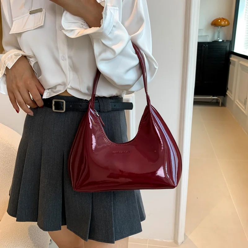 Bolso de mano de charol Retro para mujer, bolso de axila burdeos, bolso de media luna brillante Simple, bolso de hombro versátil, nicho francés, nuevo