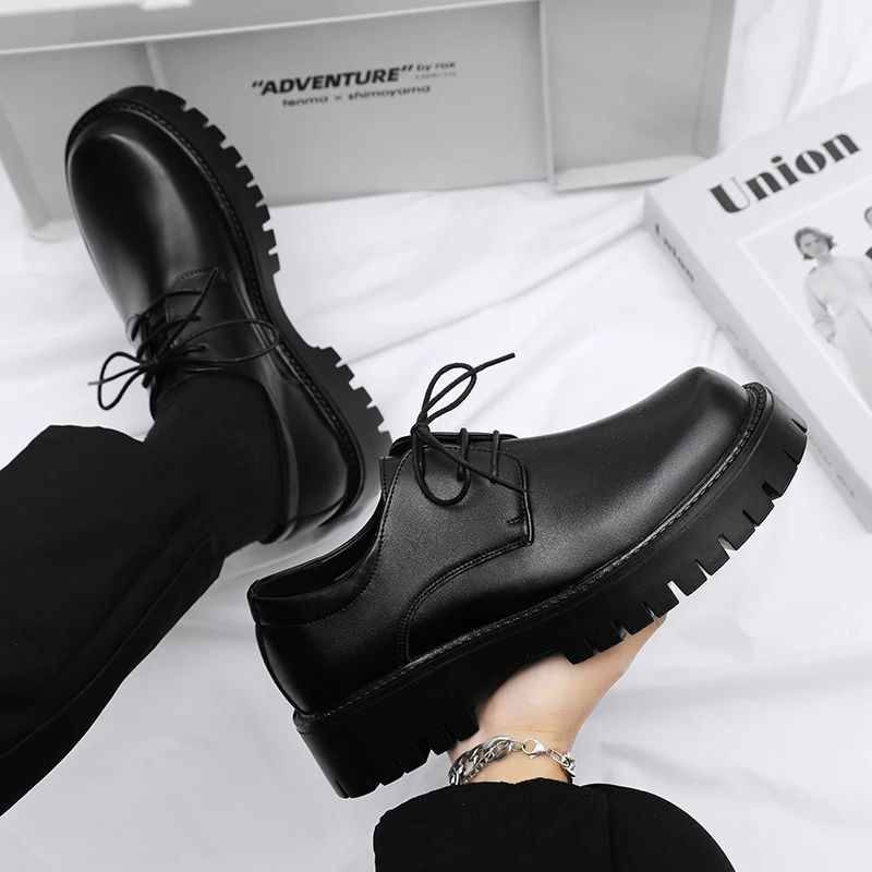 

Черные повседневные мужские кожаные туфли. Минималистичный и универсальный дизайн. Модные классические повседневные деловые туфли на толстой подошве.