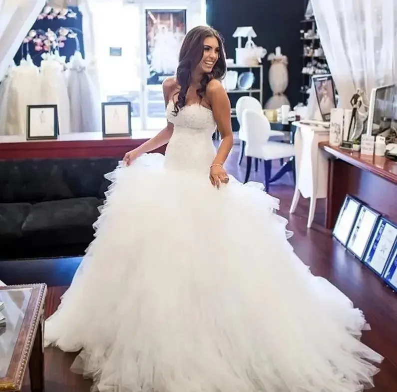 Abito da sposa in pizzo dolce personalizzato Sweetheart senza maniche Sweep Train Morbido tulle con volant Abiti da sposa personalizzati Matrimonio firmato