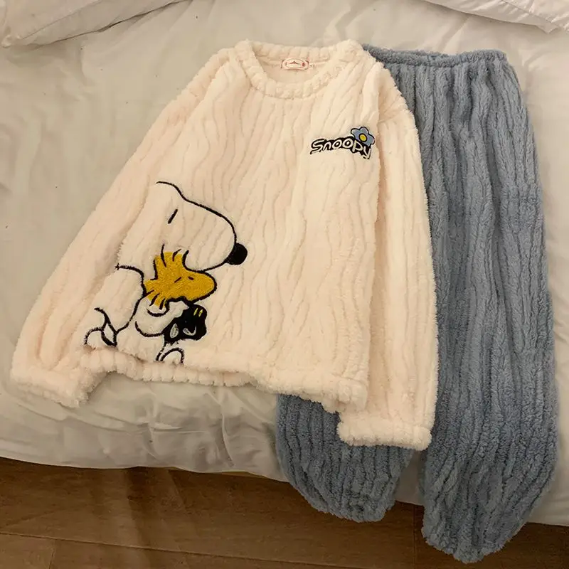 Kawaii Anime Cartoon series pigiama Snoopy per donna in autunno e inverno, nuovo set regalo in due pezzi di abbigliamento per la casa in velluto corallo