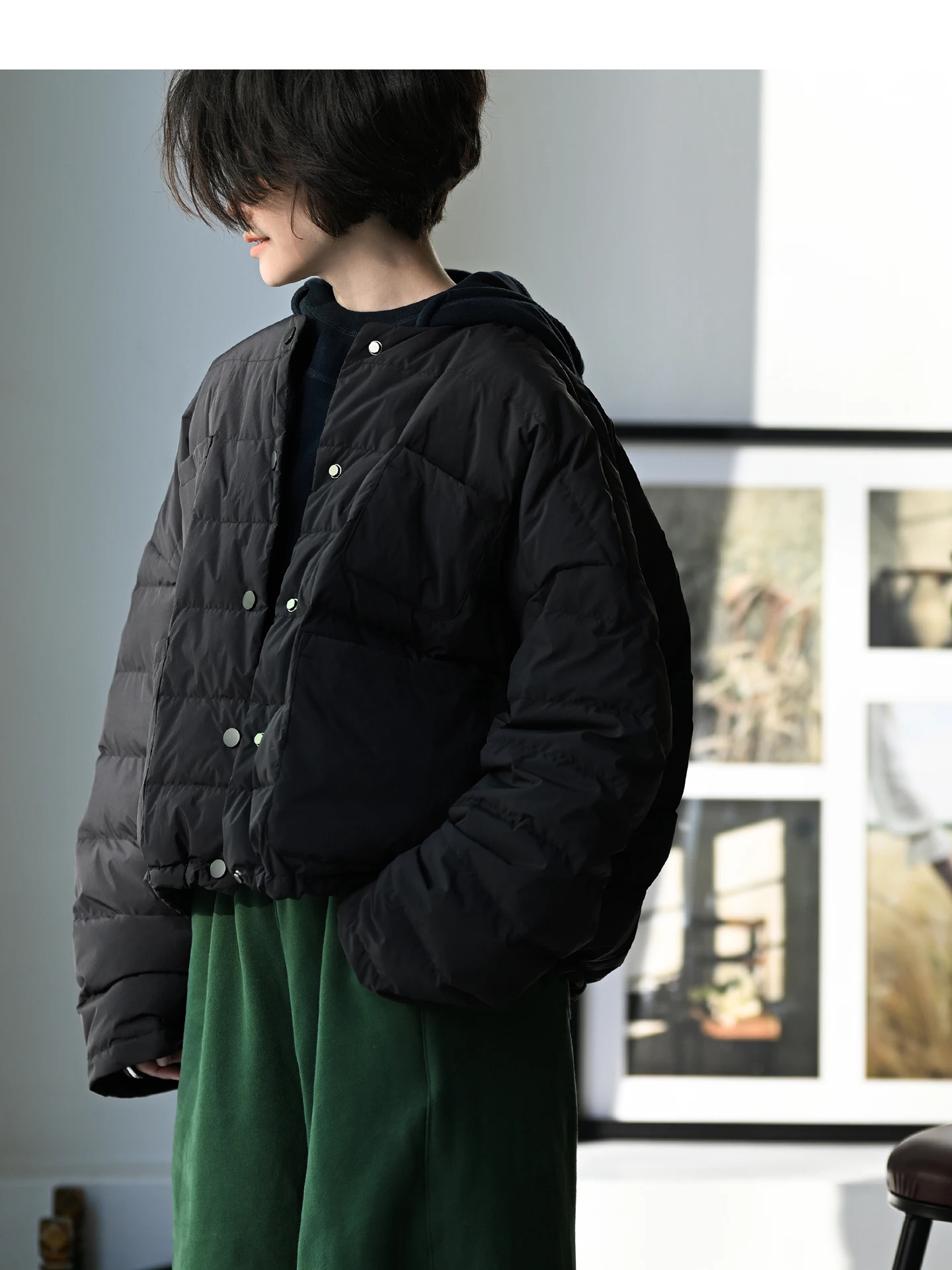 

Женская осенне-зимняя куртка с художественным дизайном, горизонтальной текстурой, множеством карманов, белого цвета, с круглым вырезом горловины