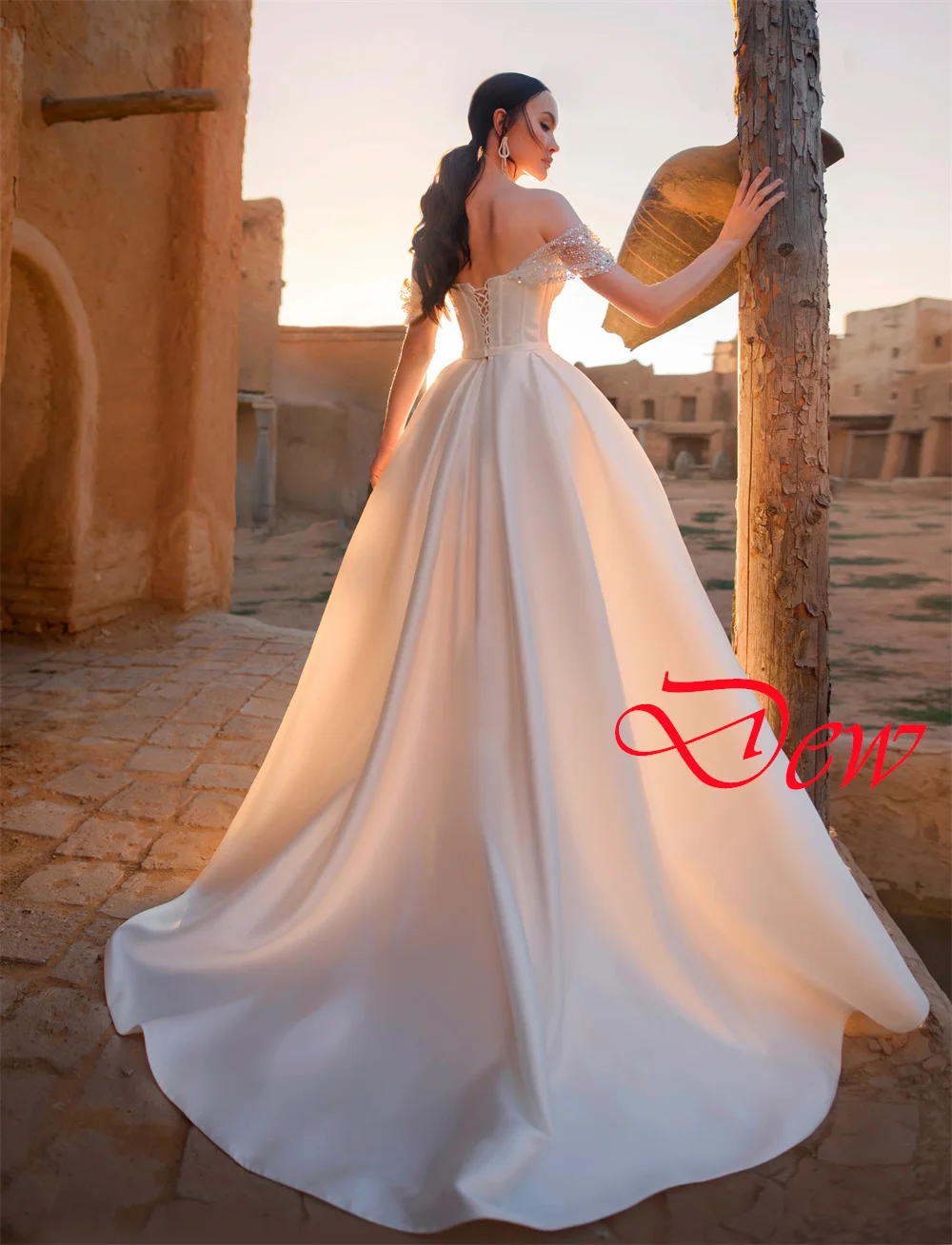 カスタマイズされたエレガントなピンクサテンのウェディングドレス絶妙なストラップレスオフショルダー半袖チャペルトレインブライダルドレス