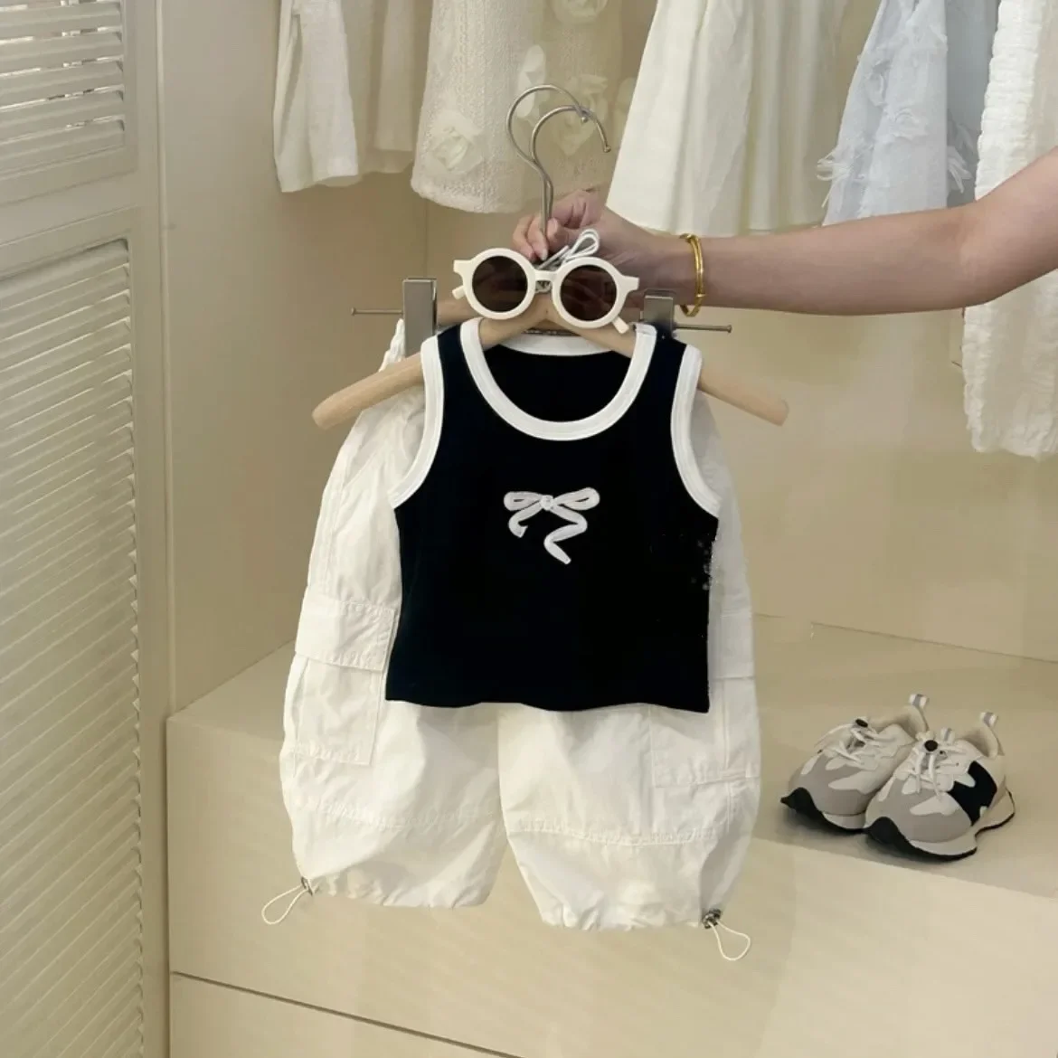 

Новый комплект для девочек, летний черный жилет + белые штаны-карго, детский повседневный спортивный комплект из двух предметов для малышей