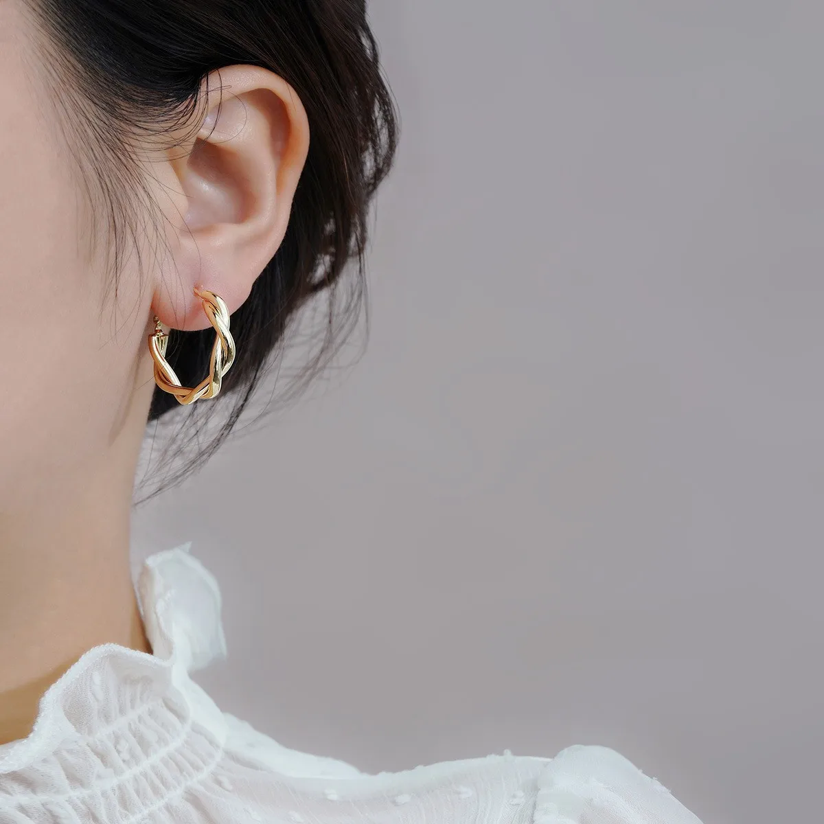 Twisted Spiral Hoop Earrings Geometric round Ring Wrapped French Style Fashionable Chic Copper Alloy Post Earrings for Women