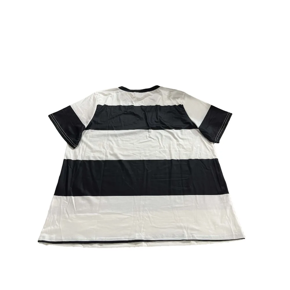 

Новая летняя женская футболка больших размеров с коротким рукавом и v-образным вырезом в полоску с графическим принтом, которую можно носить в всех сезонах.