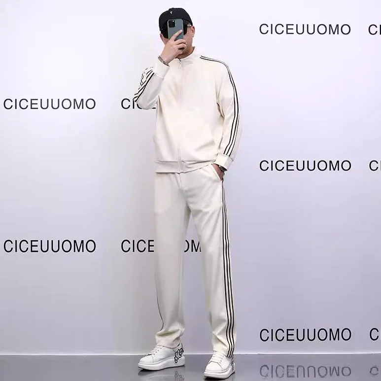 

Комплект из двух предметов: мужская свободная верхняя одежда и повседневные брюки из Sorona Tery с полосками в стиле пэчворк, коллекция Осень 2025. Модный парный комплект.