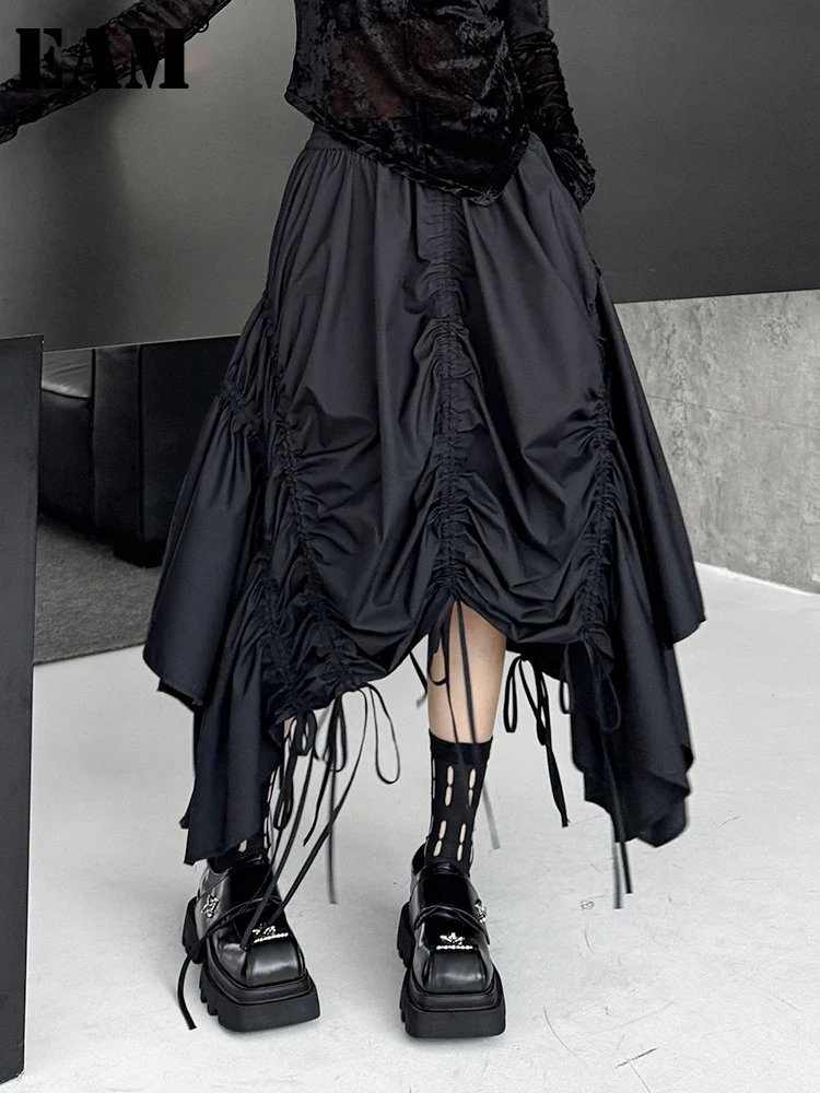 [EAM] falda de medio cuerpo con cordón y dobladillo Irregular negro con cintura alta elástica nueva tendencia de moda para mujer primavera otoño 2025 1DJ0643