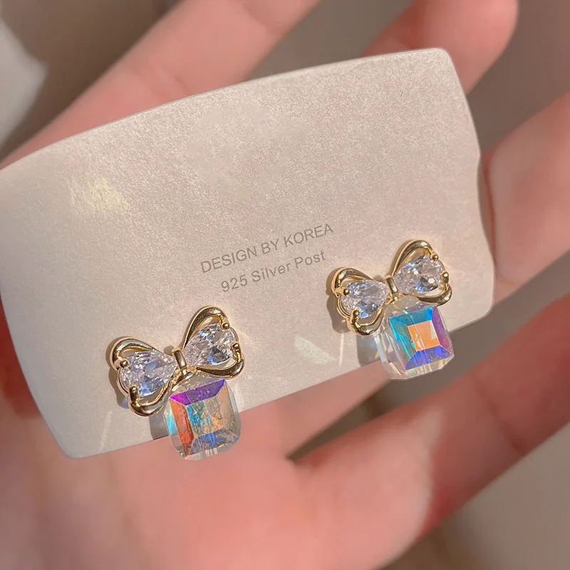 أقراط نسائية مربعة صغيرة من الكريستال موضة جديدة أقراط على شكل فيونكة كورية حلوة مرصعة بأحجار الراين لمجوهرات فتاة حفلات الزفاف #1