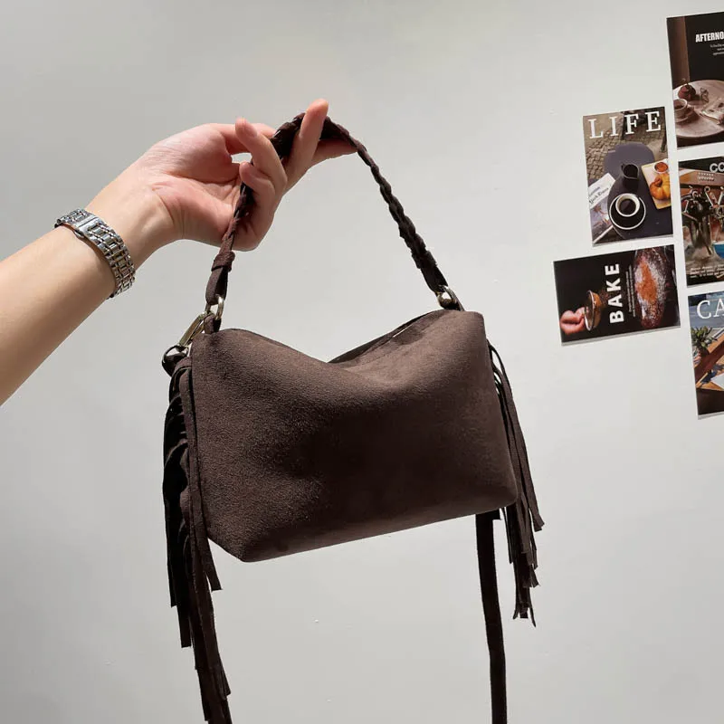 

Сумка-подушка в стиле ретро, ручная сумка на плечо, новинка 2023 года, модная матовая сумка через плечо с кисточками для женщин, милый кошелек с регулируемым ремешком Y2k