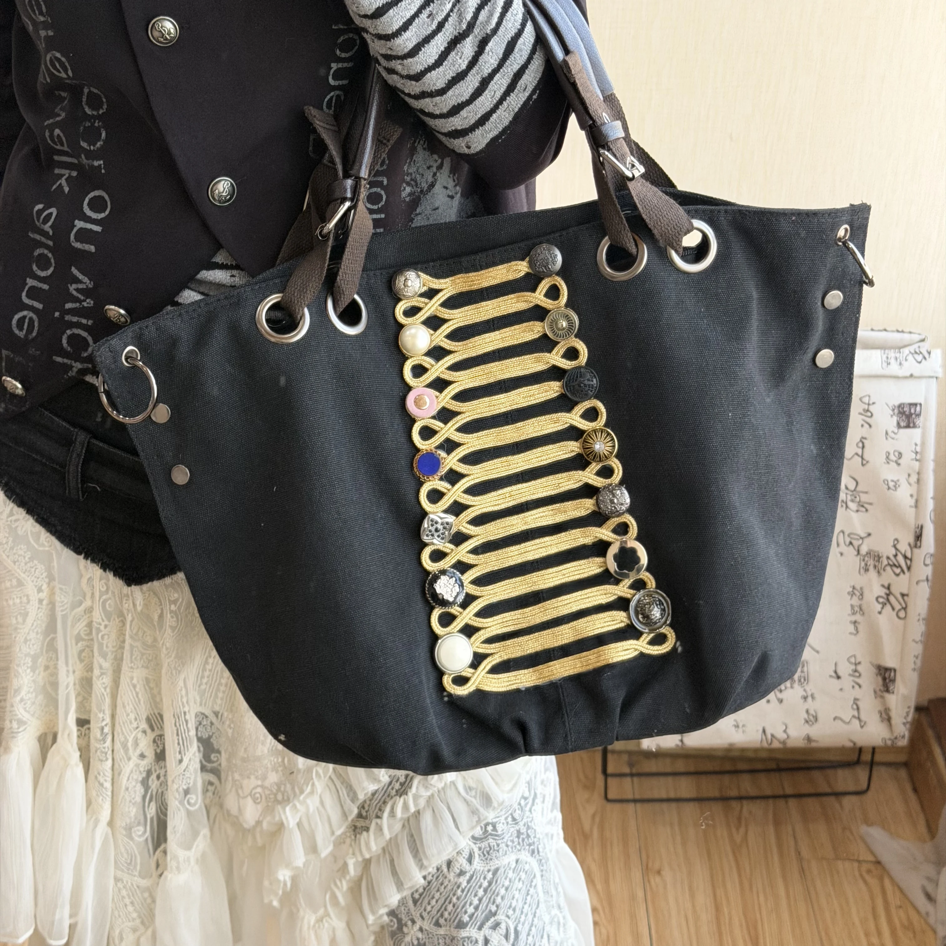 Original Designer Canvas-Tasche für Damen mit Nieten-Verzierung und Metall-Handgriff, Modische Schultertasche für Frauen – Detail 5
