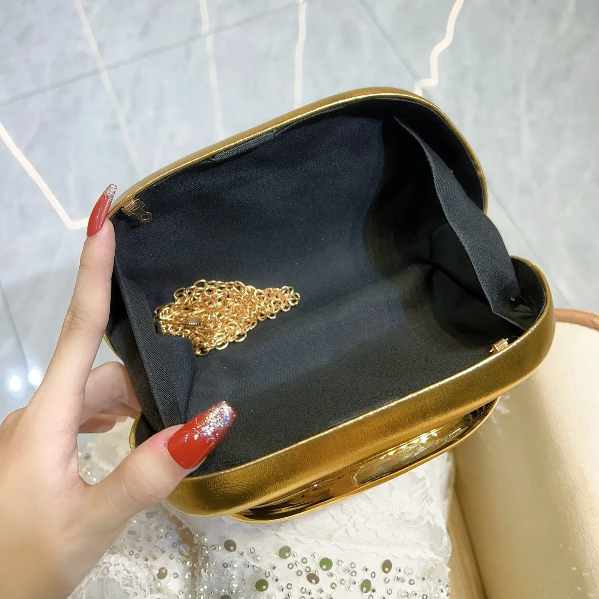 الذهب صندوق إغلاق معدني حقيبة صغيرة المرأة مساء حفل زفاف لطيف محفظة حقيبة حقائب اليد أحمر داكن أبيض 2025 ربيع موضة جديدة Ins #3