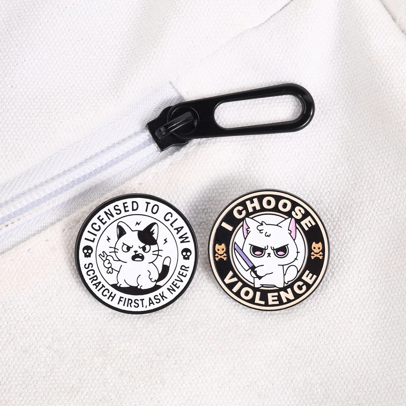 Licensed To Claw Angry Cat Enamel Pin Scratch First Quote Round Brooch Lapel Badge Backpack Jewelry Gift For Friends