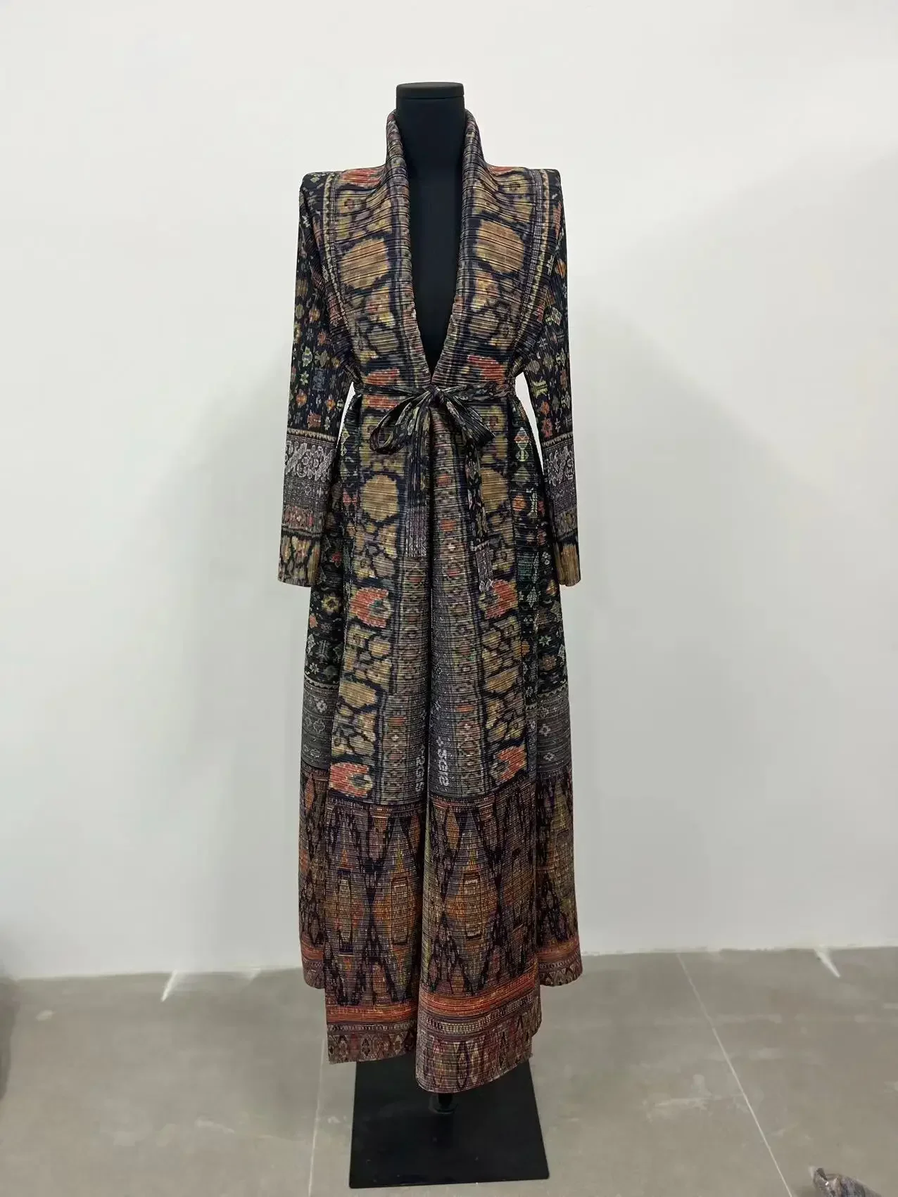 Miyake Trench a maniche lunghe con colletto pieghevole con stampa pieghettata per donna 2024 Nuovo abito cardigan di moda originale invernale di