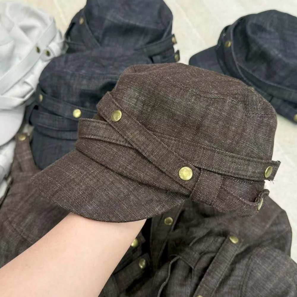 Gewaschene Denim-Flachmütze mit Metallknopf, Kreuzband, Retro-Reitermütze, verstellbarer Riemen, einfarbig, Vintage-Schirmmütze – Detail 9