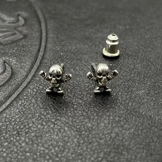 

S925 sterling silver punk hip hop retro sterling silver needle skull man stud earrings niche high-end exaggerated earrings