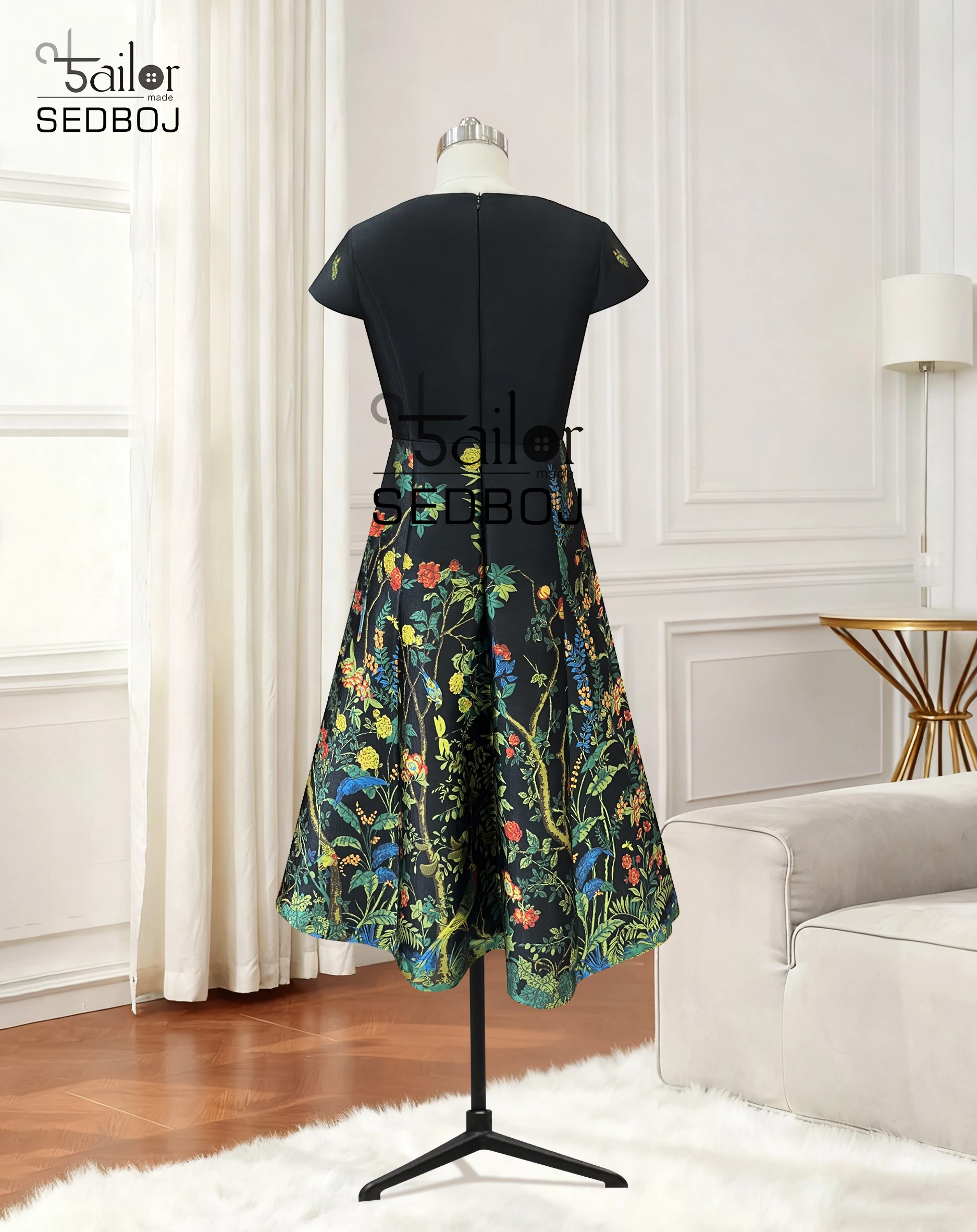 Schwarzes, florales, modisches, knielanges A-Linien-Kleid mit quadratischem Ausschnitt