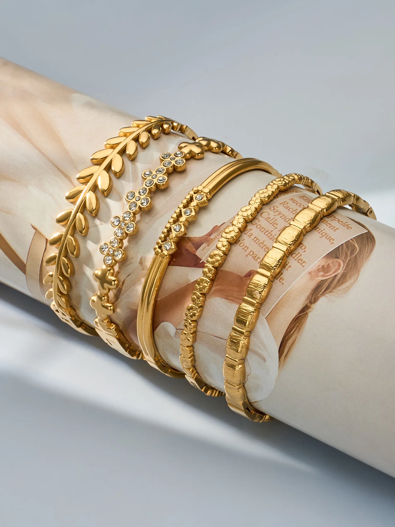 Statement-Blatt-Armreifen, Zirkon-Blumen-Armreifen, 18k vergoldete Edelstahl-Armreifen, strukturierte Armbänder für Damen – Detail 11