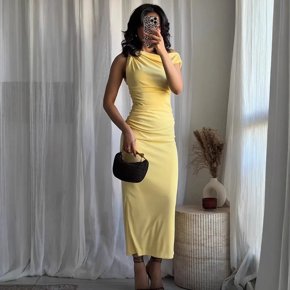 ชุดเดรสแขนกุดไหล่ลาดจีบหรูหราและเผ็ดของผู้หญิงพร้อมผ้าพันสะโพกและทรงเข้ารูปชุดเดรสยาวปานกลาง