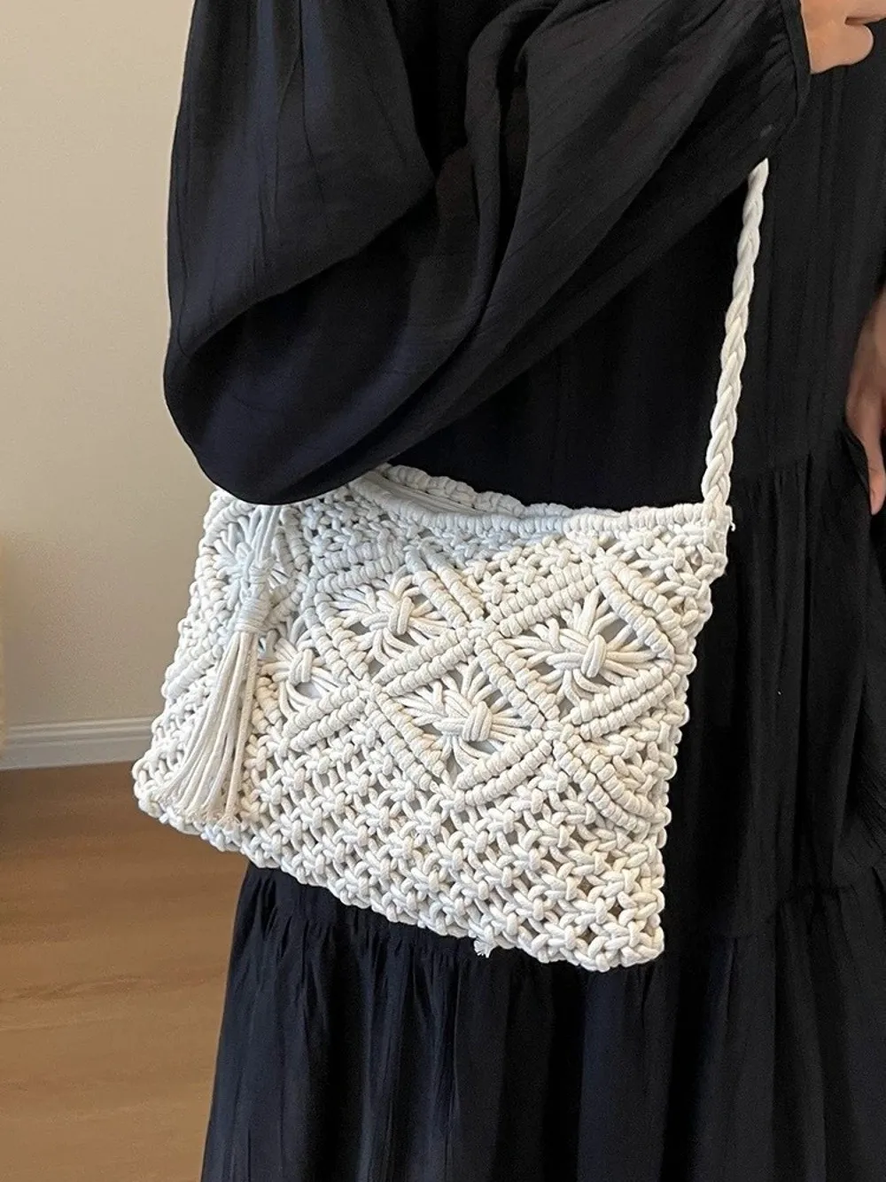 Neue Retro-Style Messenger-Tasche, Ausgehöhlte Rechteckige Schultertasche mit Quaste, Umhängetasche für Reisen – Detail 9