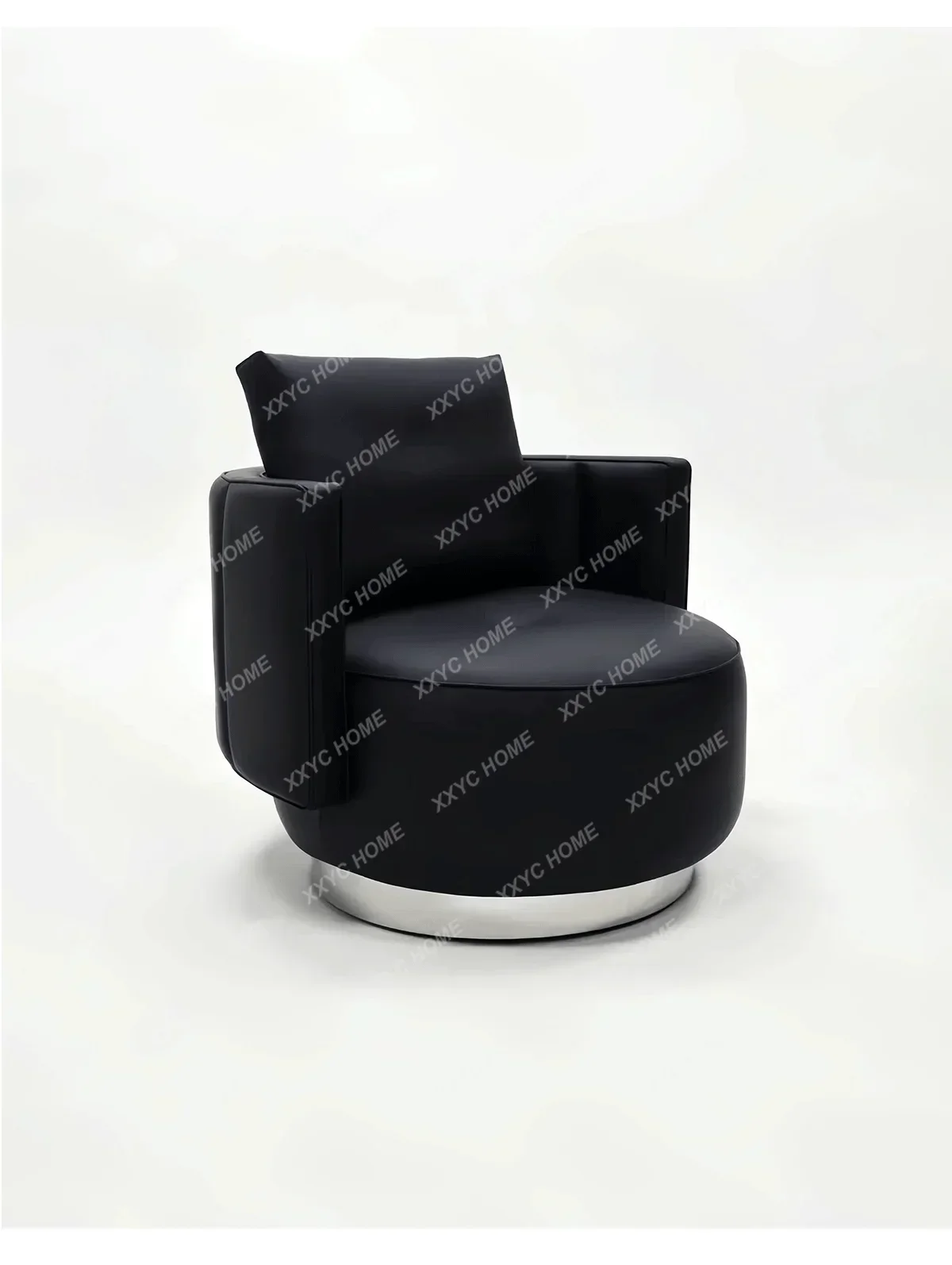 

Одноместное кожаное кресло для отдыха в минималистичном стиле для гостиной или балкона виллы.