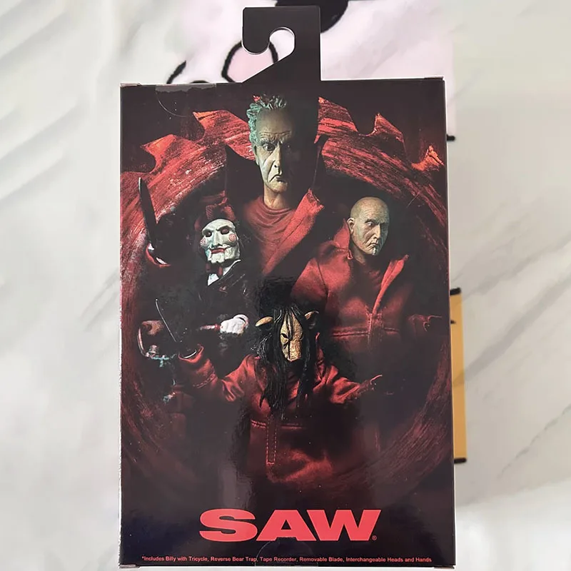 NECA 60612 เลื่อย Figuras อะนิเมะจิ๊กซอว์สีแดง Robe GK รูปปั้นมังงะตุ๊กตาของเล่นชุดเครื่องประดับฮาโลวีน Action Figure ของขวัญเด็ก