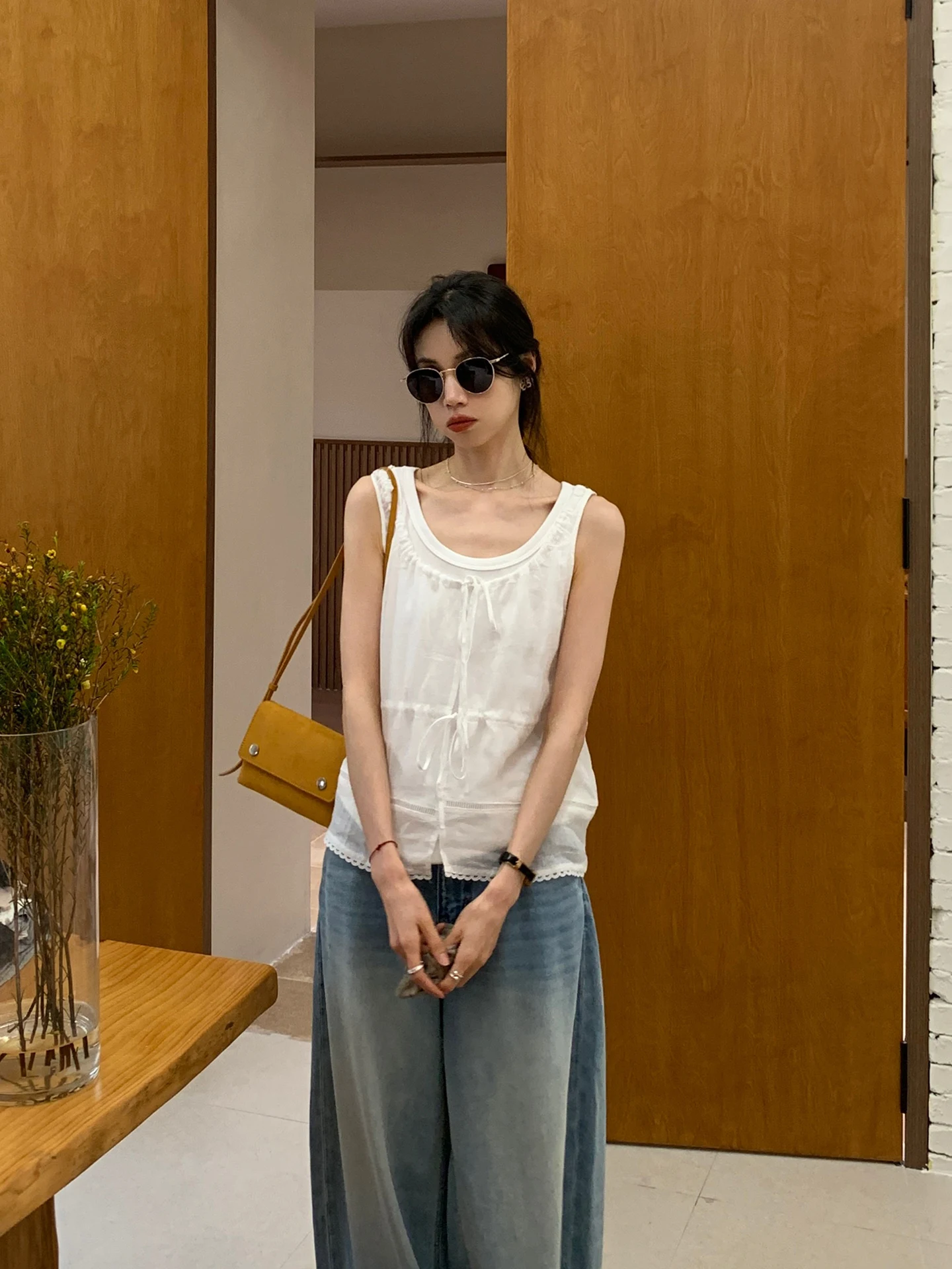 

Комплект из двух предметов BRIVIN: белый кружевной топ на бретельках и свободные брюки прямого кроя без рукавов. Женский весенний повседневный комплект в нежном стиле.