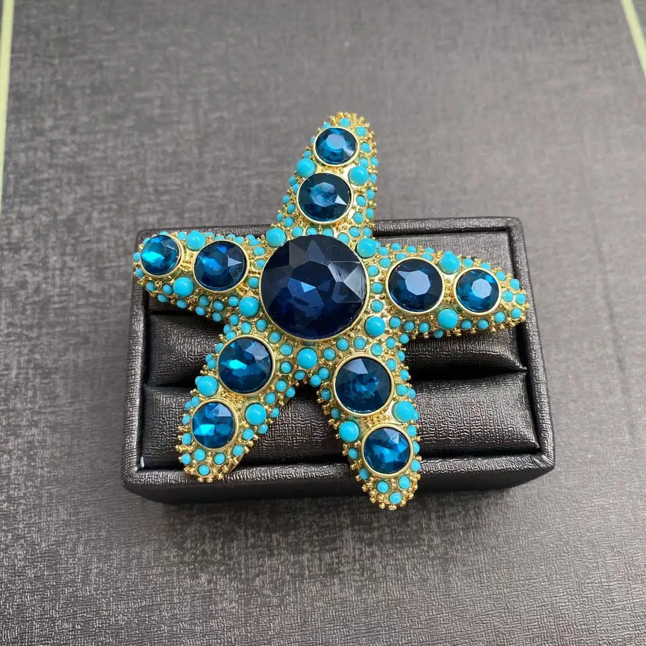 

Green diamond studded starfish retro French romantic light luxury brooch pendant with various wearing accessories