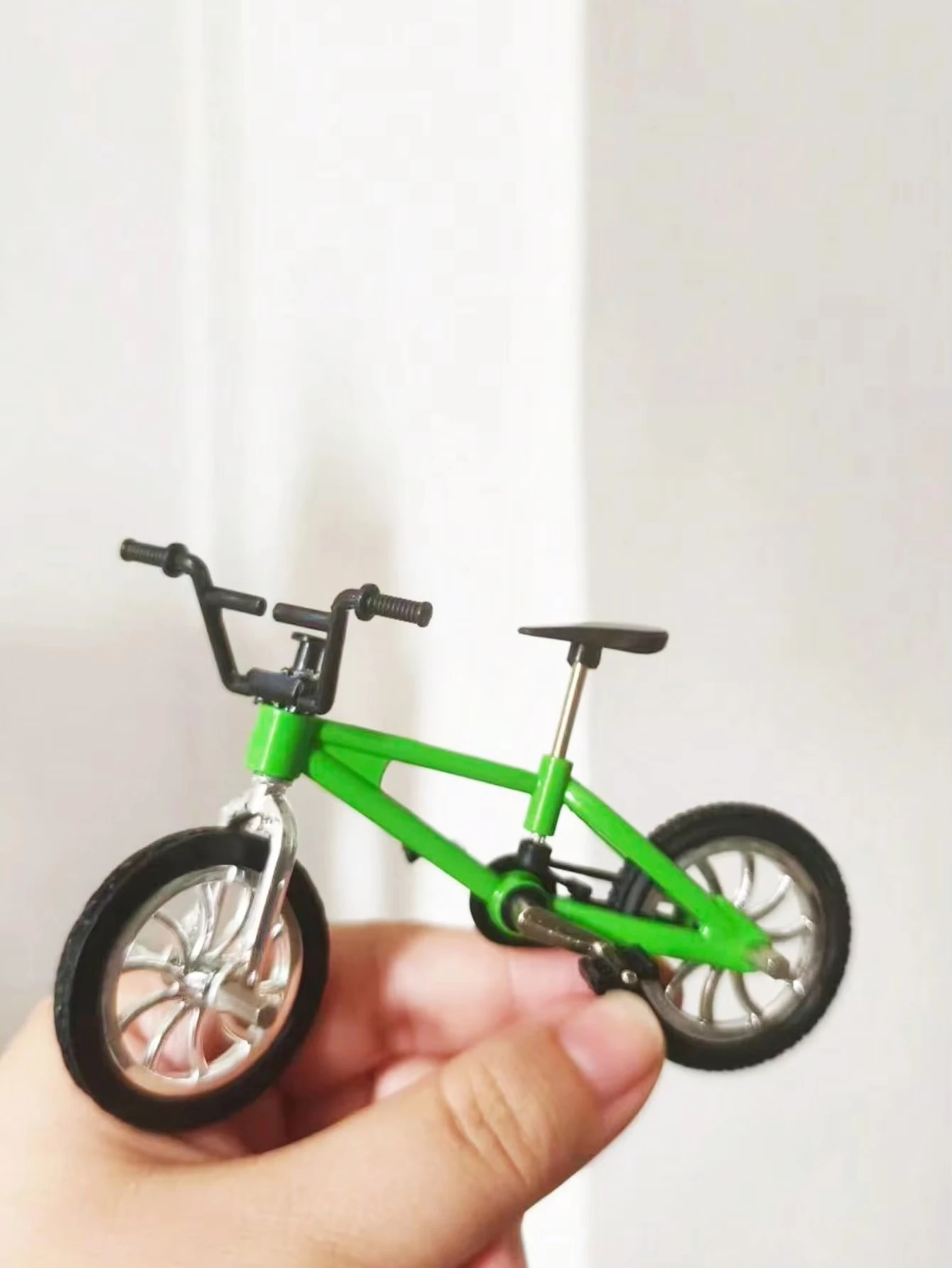 1:12 Miniatur-Fahrrad-Scooter-Set mit Reparaturwerkzeugen und Fahrradhelm für Puppenhaus-DIY-Diorama-Zubehör Mini-Sammlerstücke – Detail 13