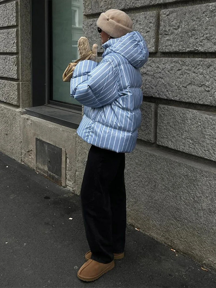 سترة مبطنة مخططة للنساء 2025 مع قلنسوة سميكة وأكمام طويلة معطف دافئ فضفاض مناسب ملابس شتوية غير رسمية موضة ملابس الشارع الشهير