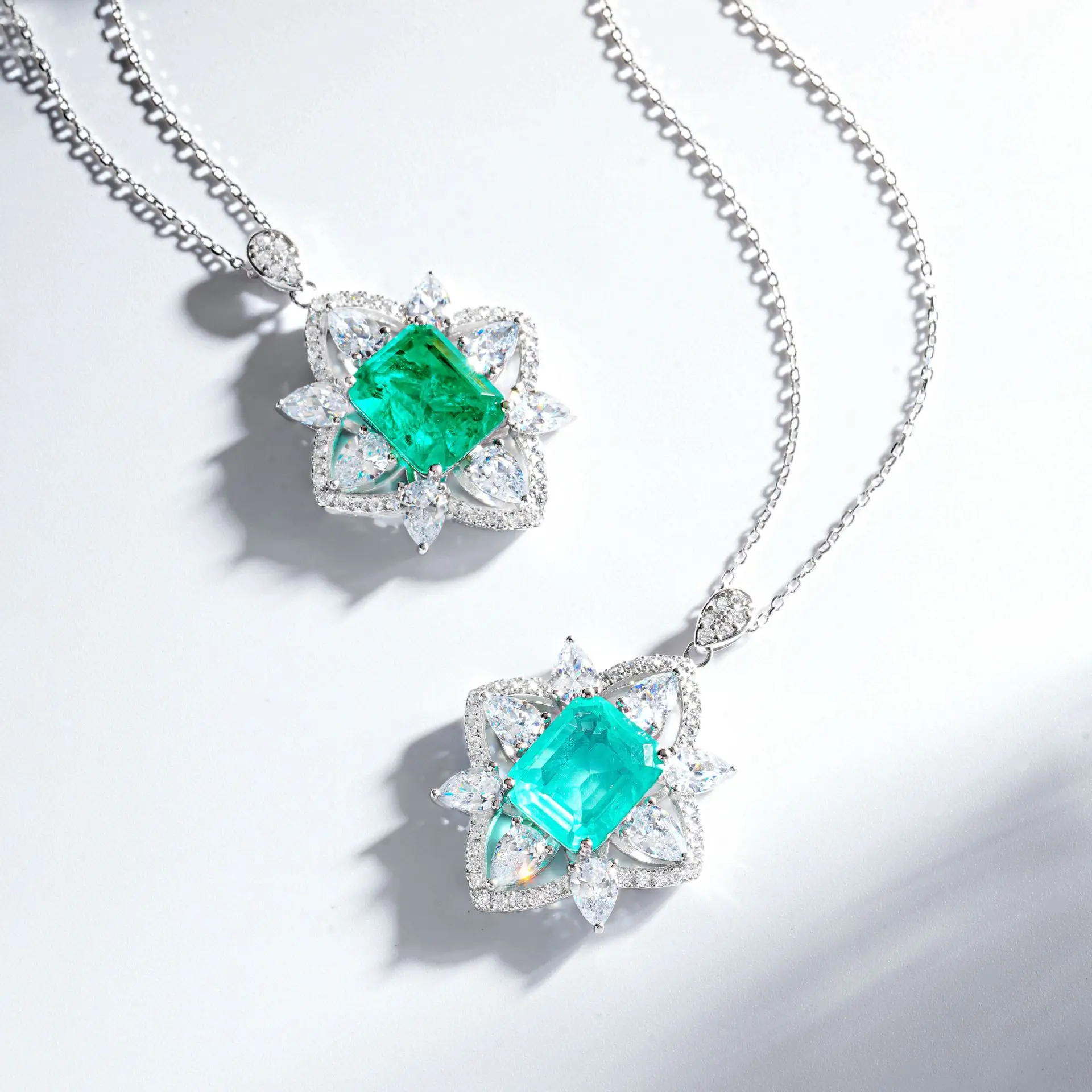 

Серебряное колье S925 с изумрудом и цирконами, женское, с подвеской в виде хлопкового ватного тампона, полностью инкрустированное цирконами, цепочка на ключицу