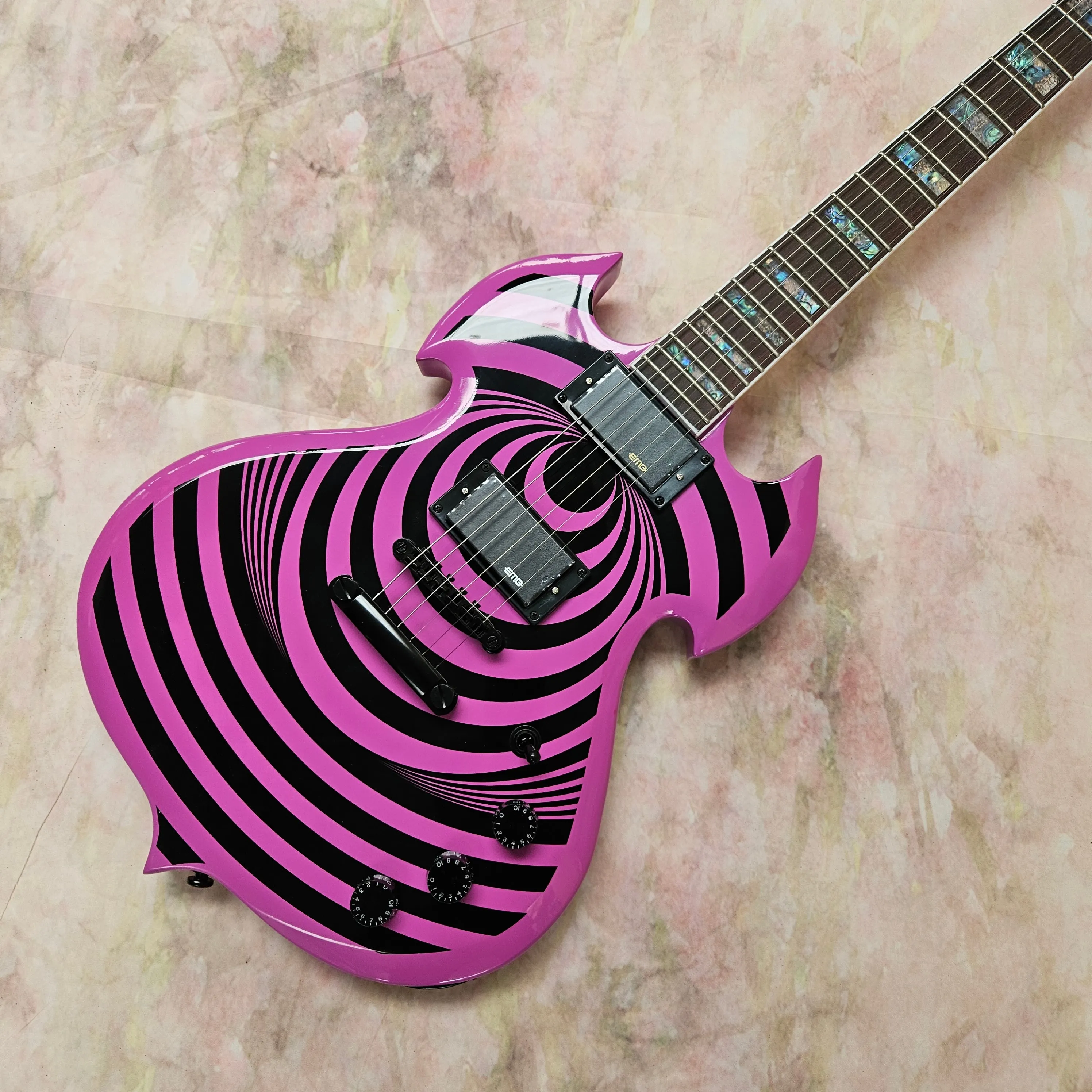 

Электрогитара с шестью струнами, розово-черная, глянцевая отделка, звукосниматели HH, фиксированный бридж, кленовый гриф, для начинающих и среднего уровня исполнителей