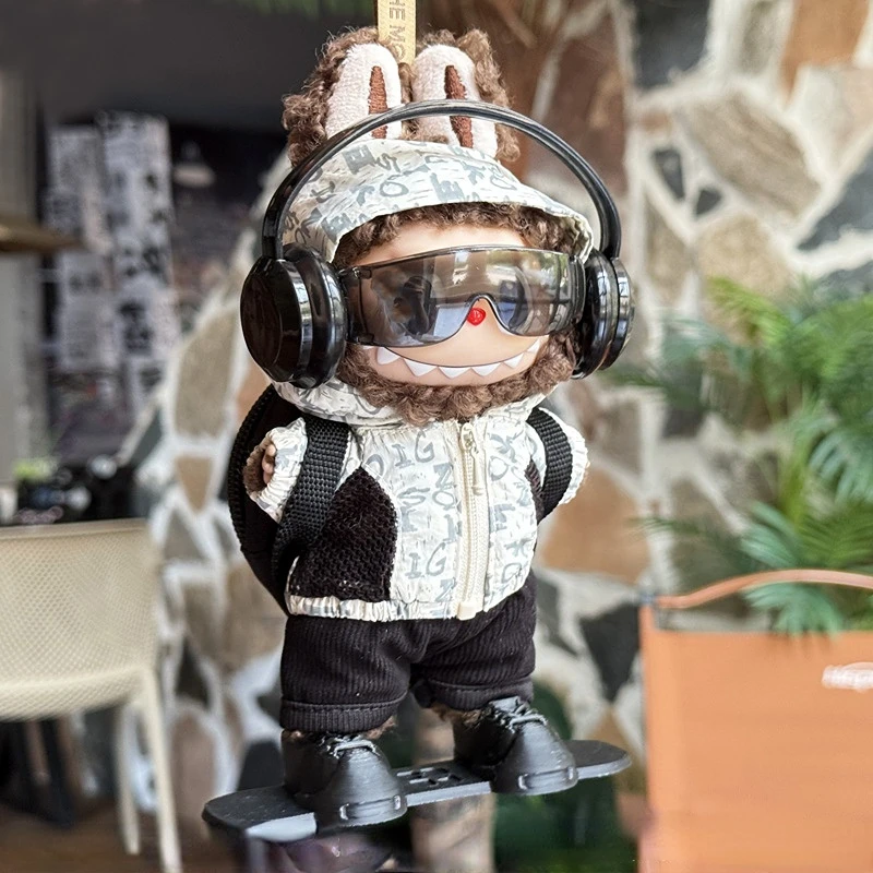 

Trendy Street Style Outfit For 15/17cm 1st-3rd Gen Dolls Letter Patterned Hooded Jacket Black Shorts Black Shoes With Headphones