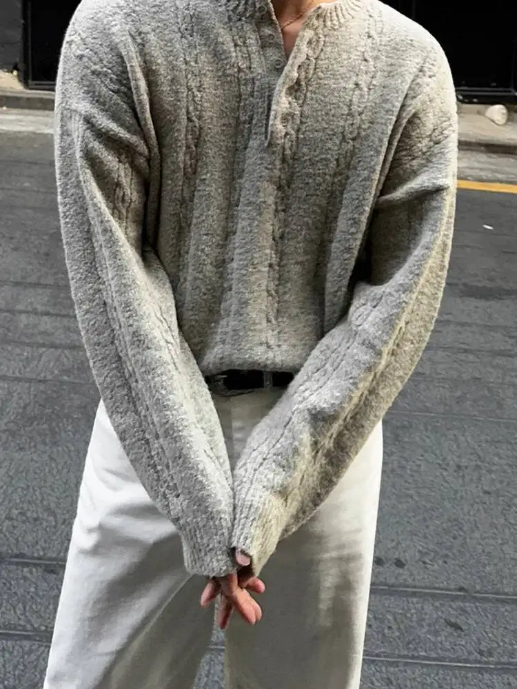 سترات رجالية شتوية بسيطة لعام 2025 بلون واحد مزخرفة بأزرار وياقة مستديرة بلوفر منسوج ملابس رجالية فضفاضة