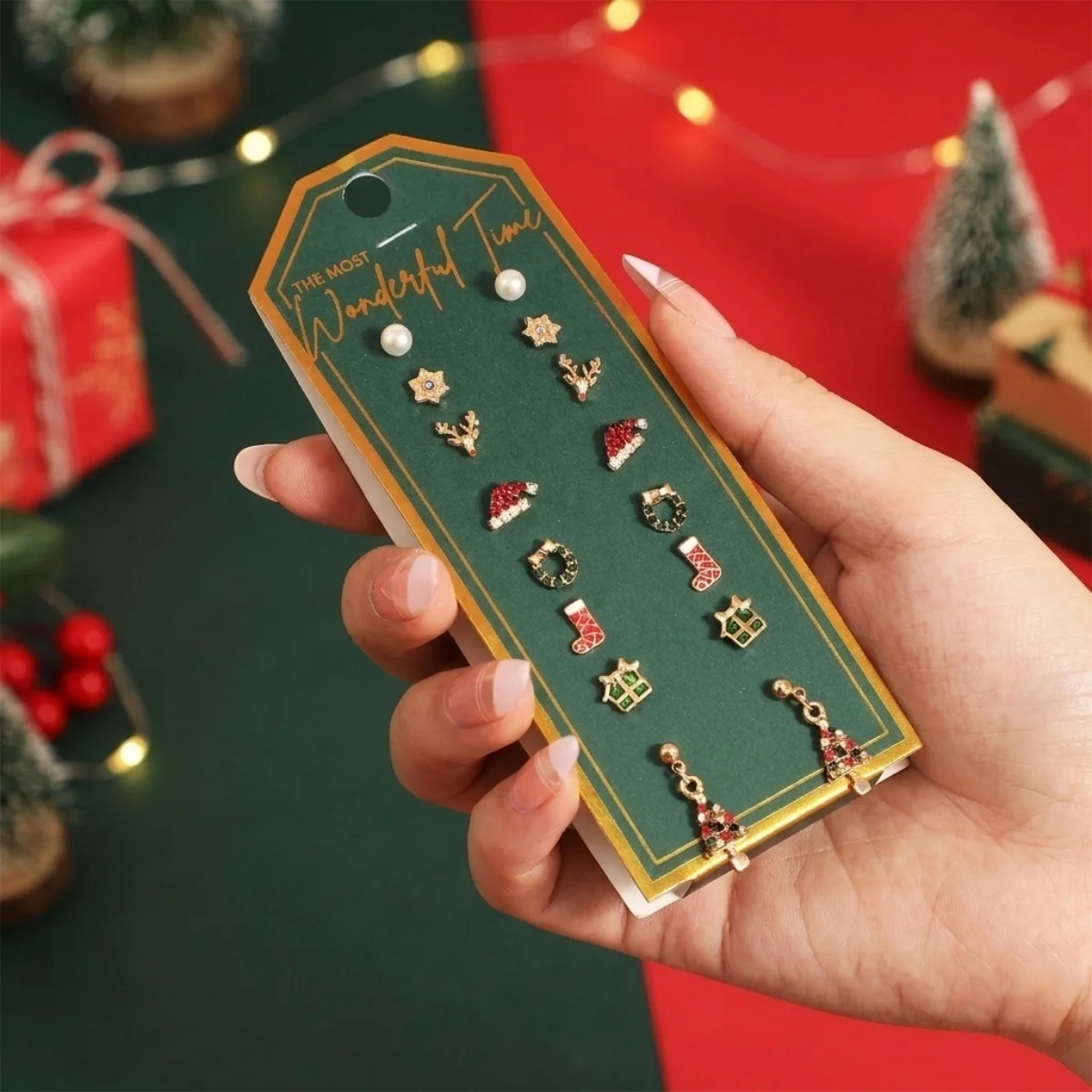 8 Paar/Set Strass-Weihnachtsbaum-Mütze Schneeflocke Elch Kranz Socken Geschenkbox Kleine Ohrstecker für Damen Weihnachten Neujahr Schmuck – Detail 19