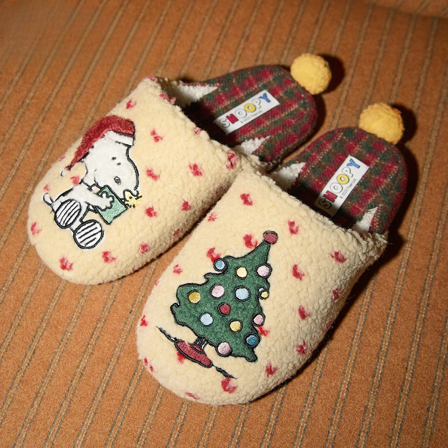 pantoufles-de-noel-snoopy-aux-motifs-de-cacahuetes-pantoufles-d'hiver-pour-les-fetes-chaussures-d'interieur-chaudes-et-confortables-a-enfiler-idees-cadeaux