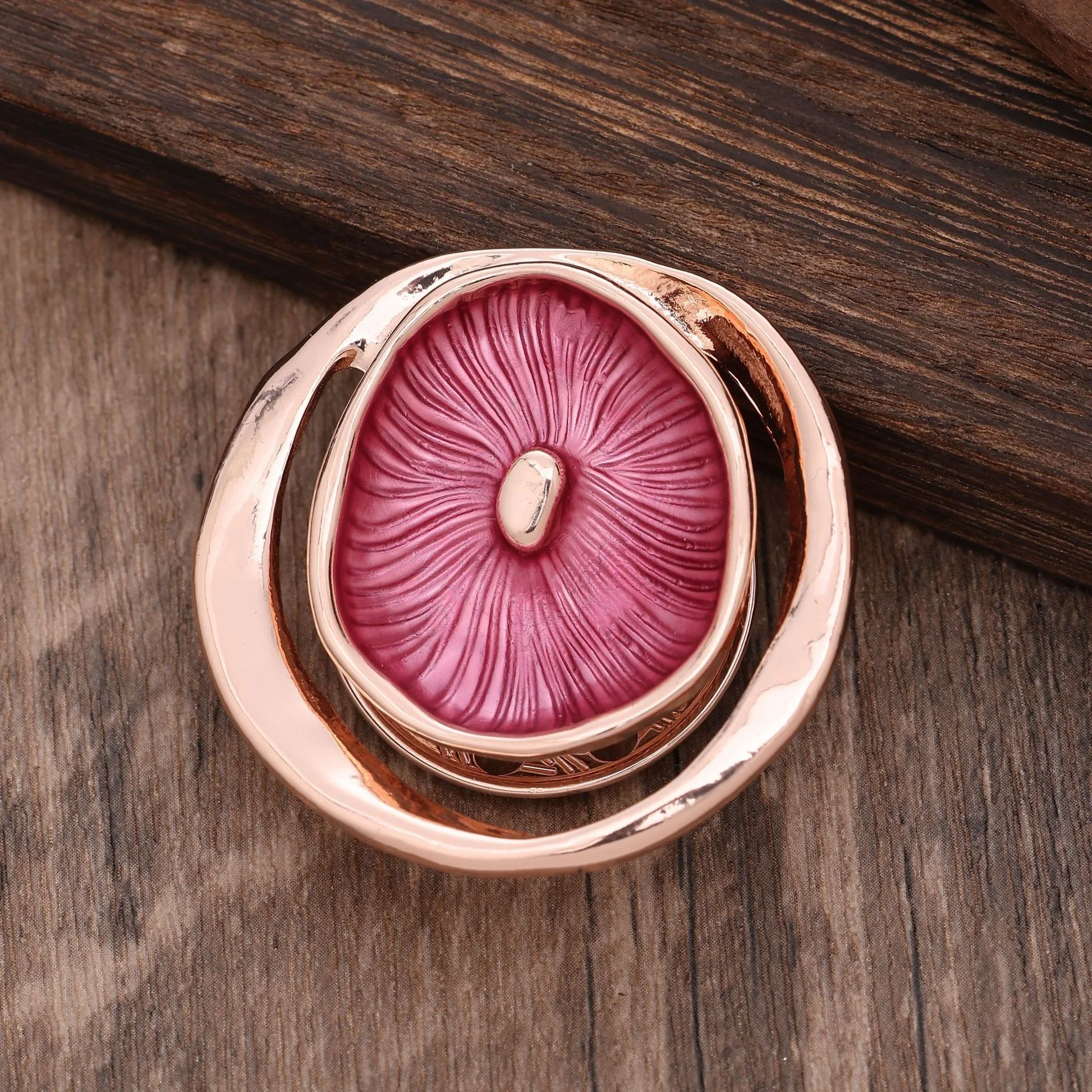New Round Hollow Enamel Lotus Leaf Magnetic Suction Brooch For Women\'s High-end Fashion Gatherings On The Street
