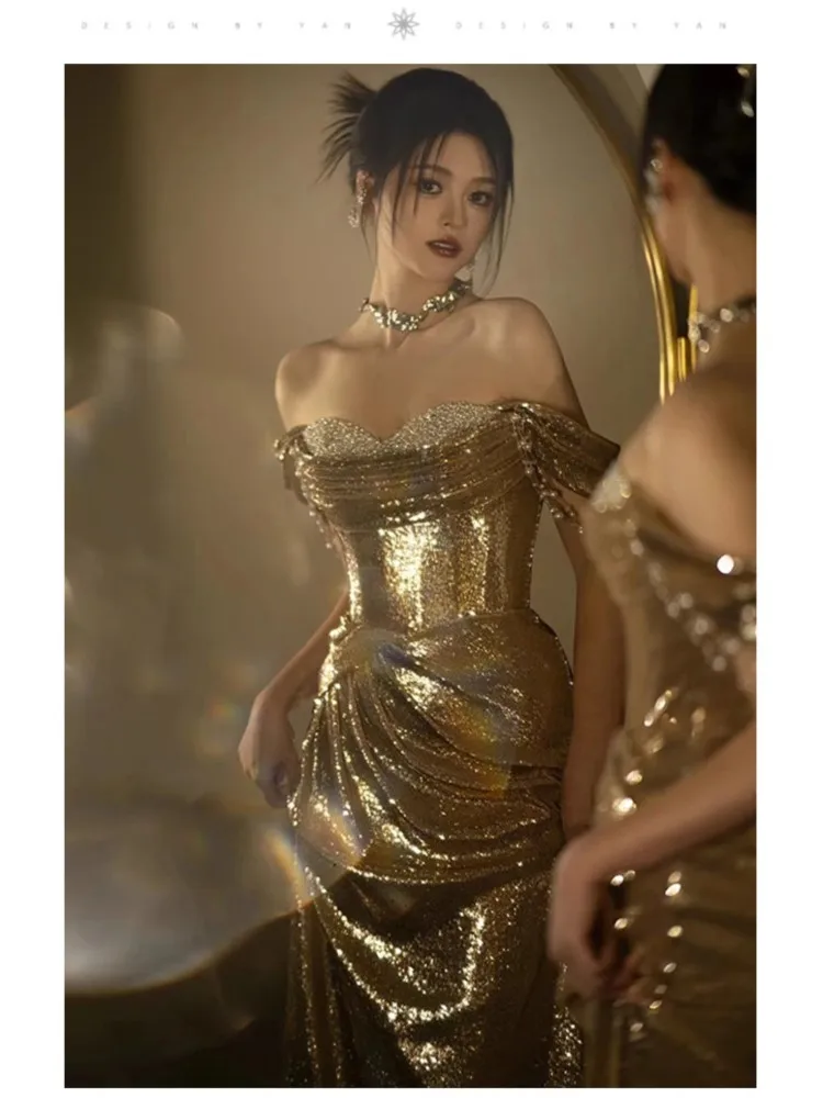 

A golden light luxury niche sequined host's one-shoulder fishtail toasting dress
