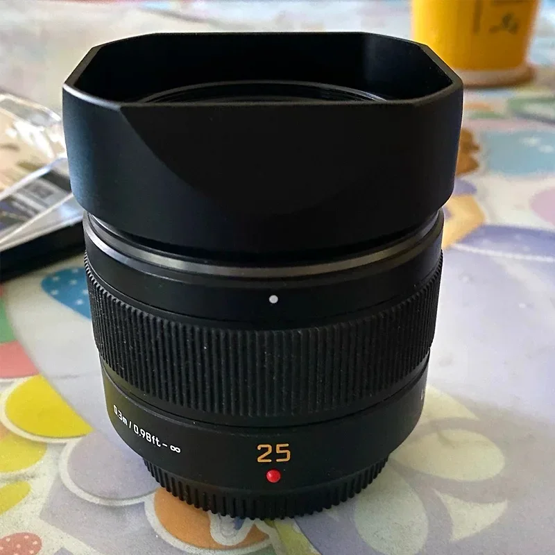 

Металлическая байонетная квадратная вытяжка для Panasonic LUMIX LEICA DG SUMMILUX 25 мм F1.4 ASPH поставляется с металлической крышкой