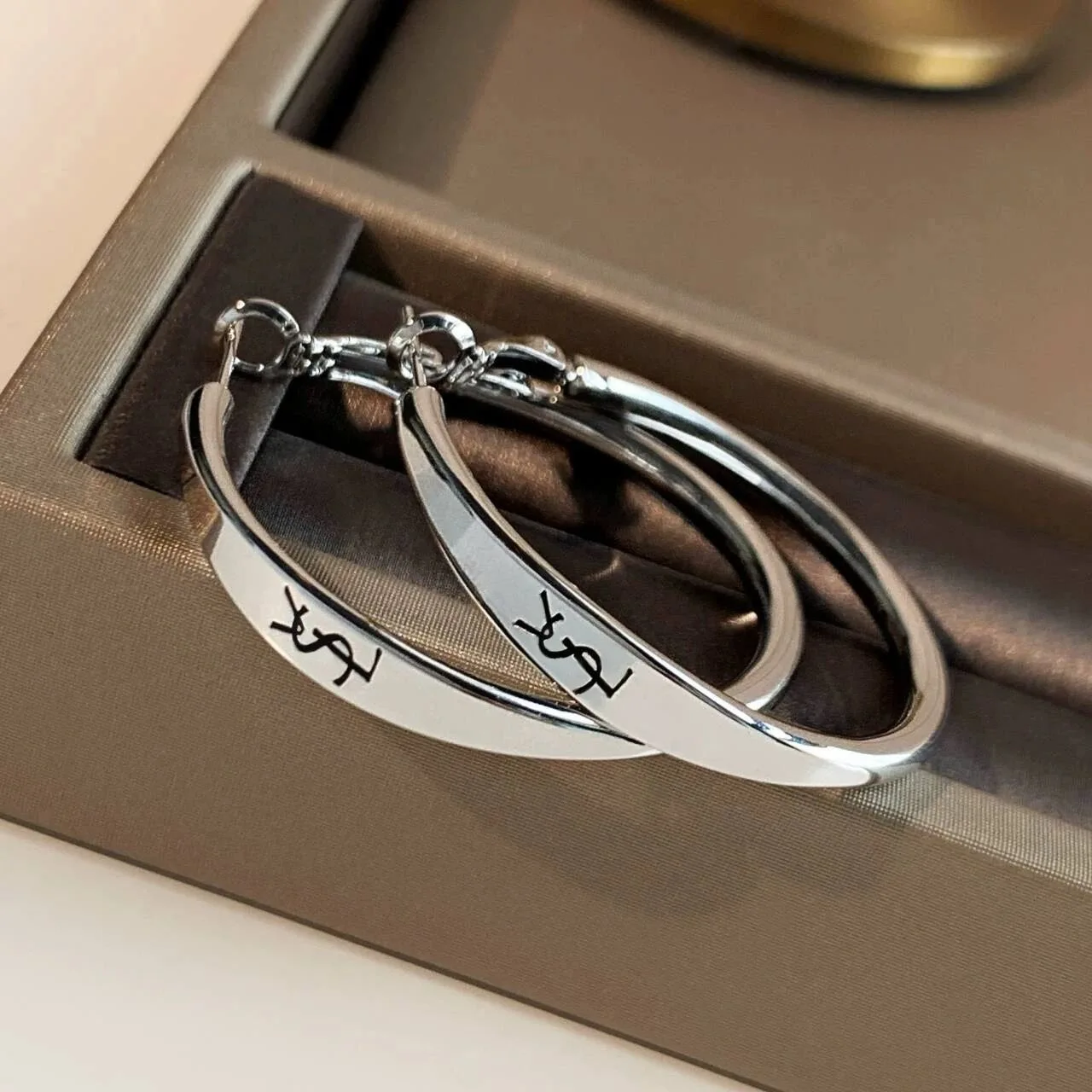 أقراط Y2K الفاخرة الأكثر مبيعًا - أقراط دائرية كبيرة الحجم مقاس 4 سم للنساء، معدن عتيق أنيق زوج واحد من المجوهرات العصرية الفاخرة 2025