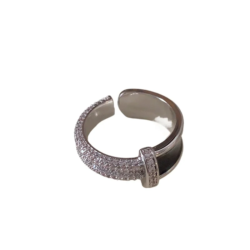 

Широкостороннее кольцо с черно-белой эмалью и бриллиантами, женское легкое роскошное высококачественное кольцо на указательный палец с Т-образным гвоздем