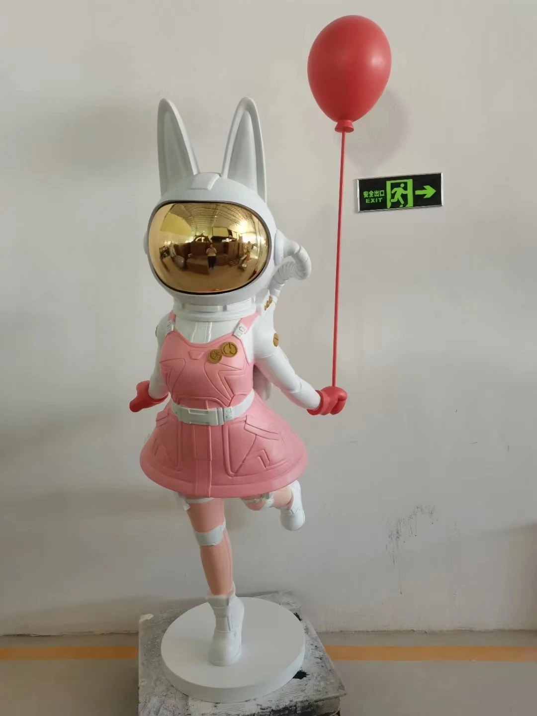 unique Creative Astronaut Rabbit Welcome Landing Ornaments Home Ornaments Space Rabbit Sculpture Mall Hotel Opening Gifts