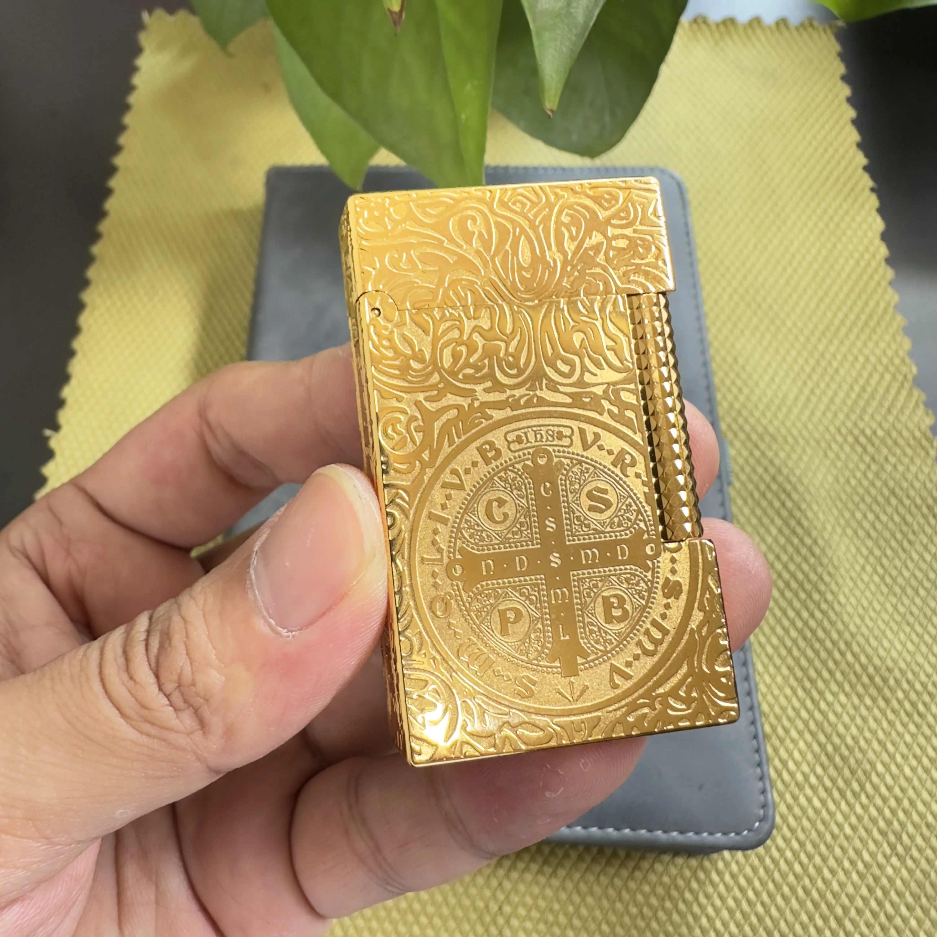 

Luxury brand lighter and cigarette accessories, with a crisp and loud sound, and includes replacement parts.