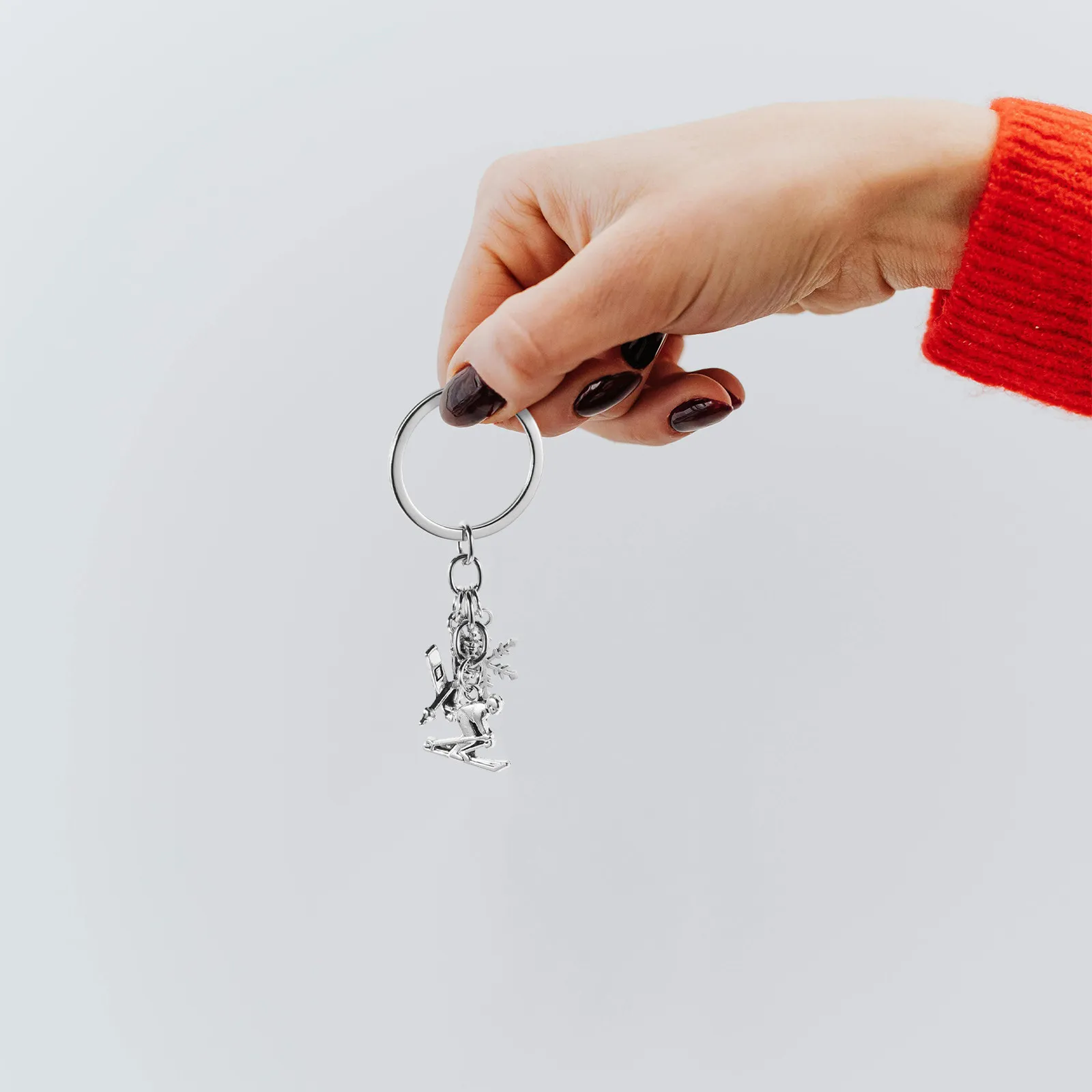 

Набор из 4 брелоков для лыжников: зимние тематические брелоки-снежинки, подвески для браслетов, сумок, рюкзаков, сувениры для лыжных вечеринок