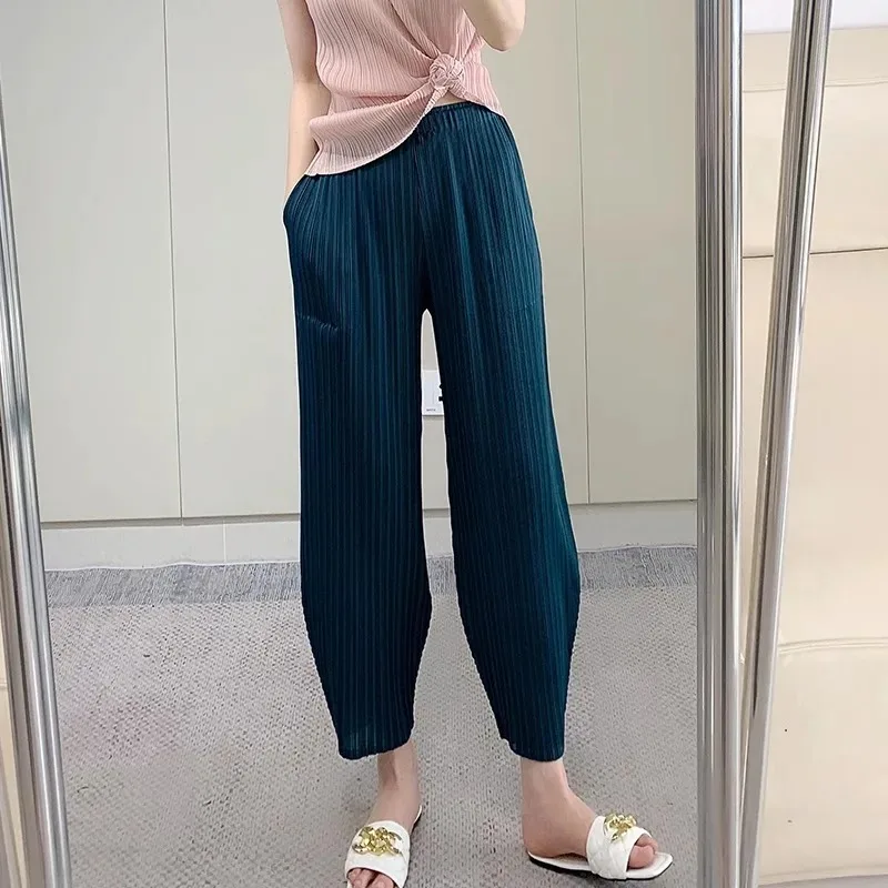 

Женские плиссированные брюки-морковки Miyake 2026: Новинка 2025 года, летние повседневные, больших размеров, эластичные, драпированные, прямые, широкие штанины, тонкие, комфортные