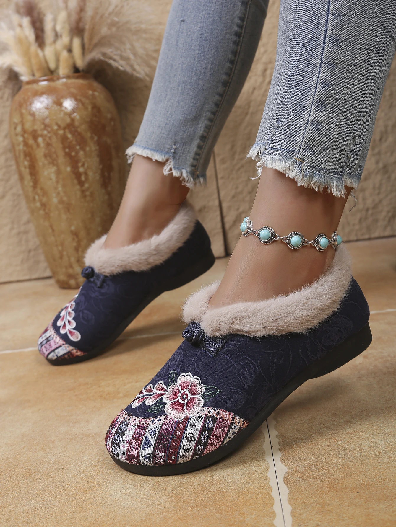 Damen Winterstiefeletten im chinesischen Stil, bestickt, aus Baumwolle, mit flauschigem Kragen, Fleece-gefüttert, zum Hineinschlüpfen, flach, rutschfest, warm, ethnische Freizeitschuhe – Detail 31