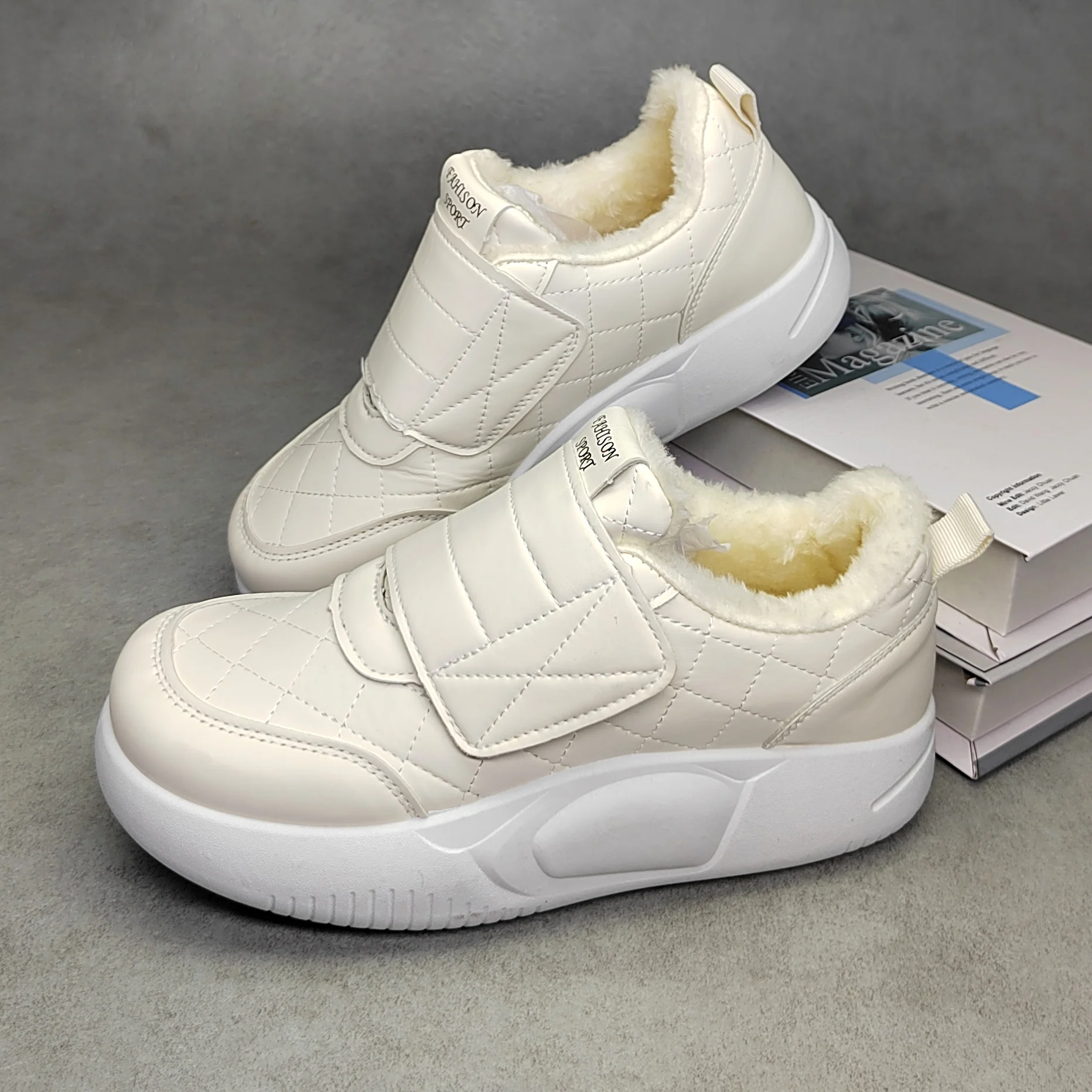 Zapatos de lana cálidos y acogedores para mujer, zapatillas de deporte con velcro de nuevo estilo de invierno 2025, botas de nieve informales antideslizantes y resistentes al desgaste