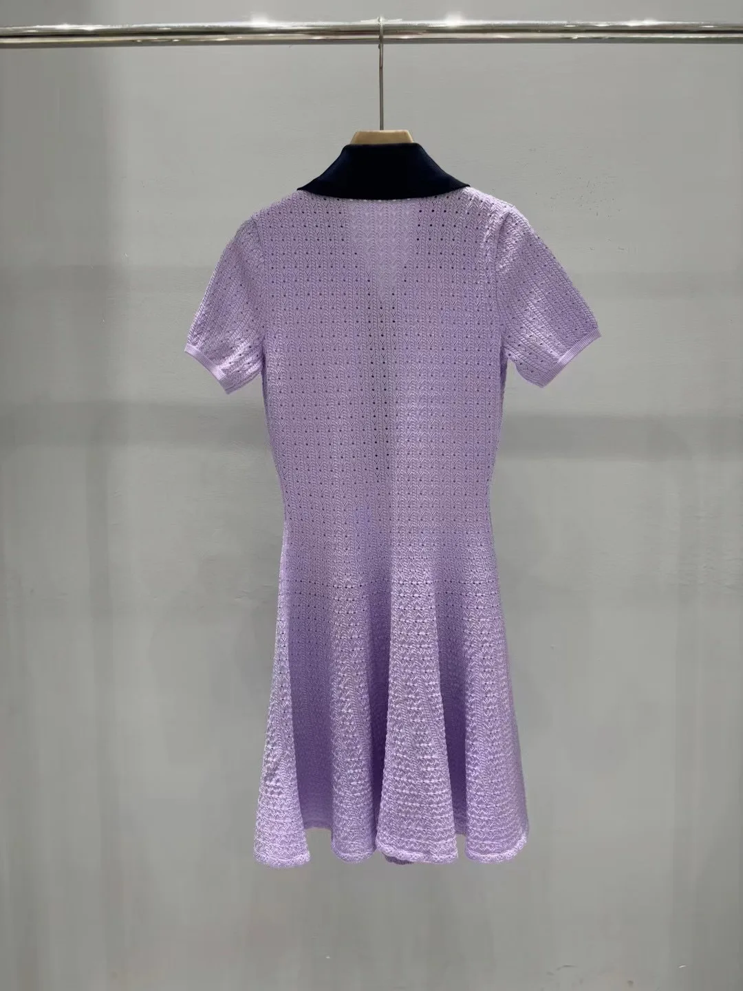Ein neues lilafarbenes, farbblockierendes, kurzärmliges Strickkleid mit Revers, Ausschnitt und Taille für den Sommer 2025