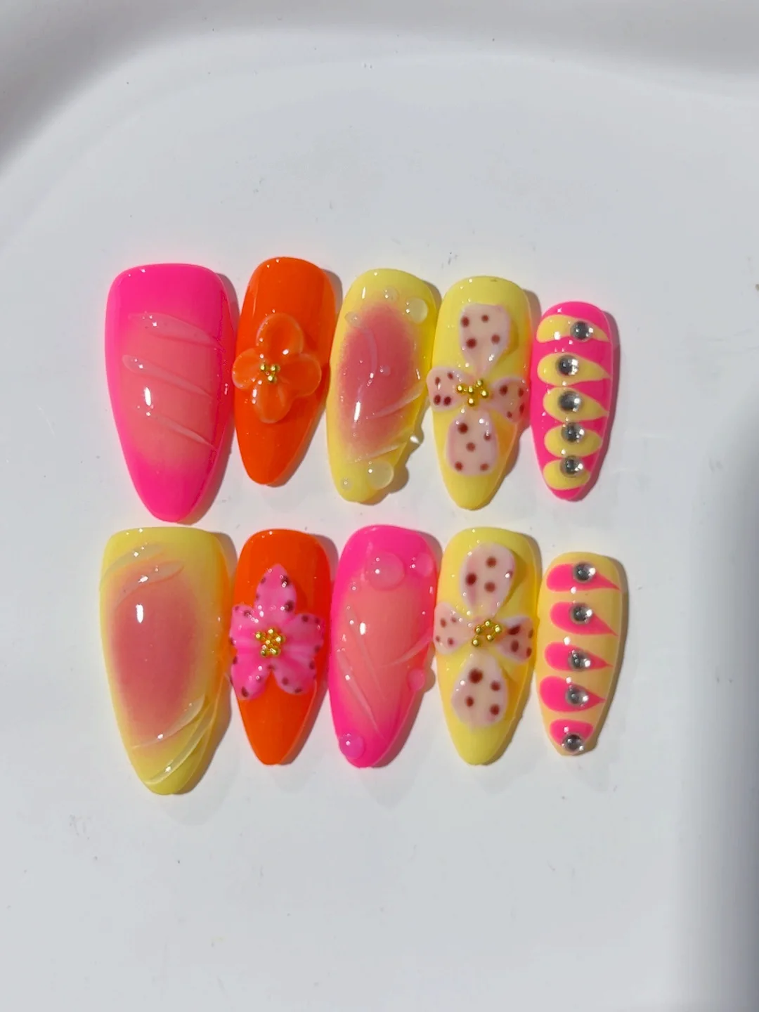

Red and Yellow Smudged Artistic Style Almond Style Wearable Manicure (D345)